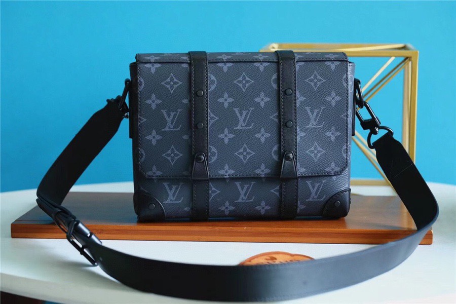 L0vis Vvtt0n Trunk Messenger Monogram Eclipse For Men, Men’s Bags, Shoulder And Crossbody Bags 9.4in/24cm LV M45727