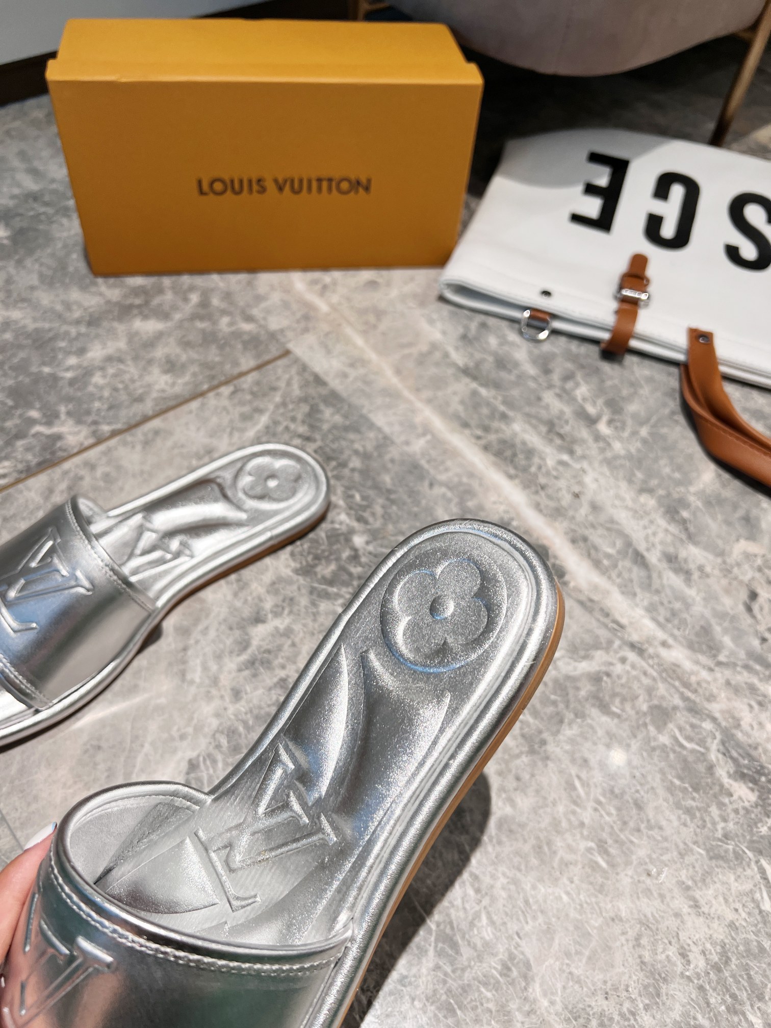 L0vis Vvtt0n Women’s Magnetic Flat Mule Sliver For Women LV 1AA1KZ