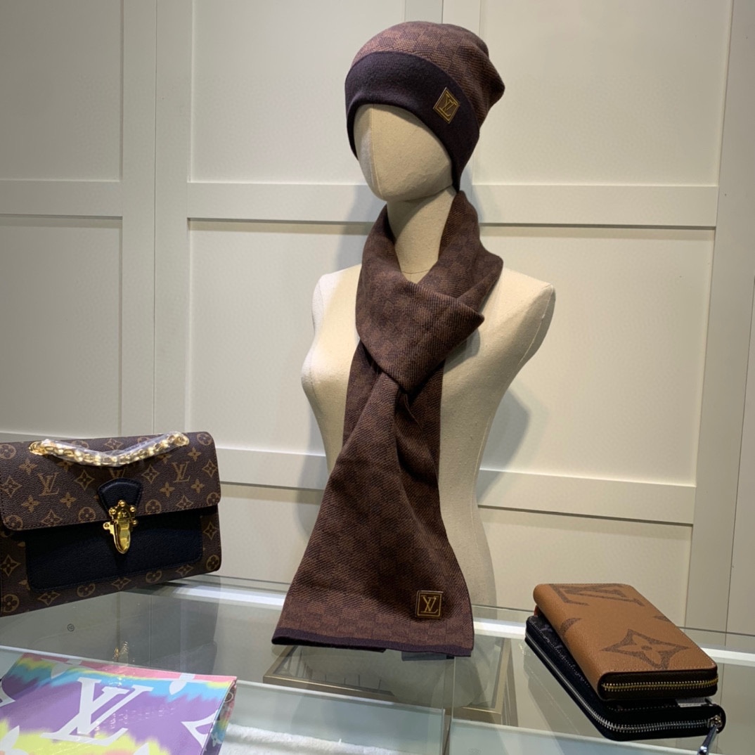 L0vis Vvtt0n Beanie & Scarf Set In Brown