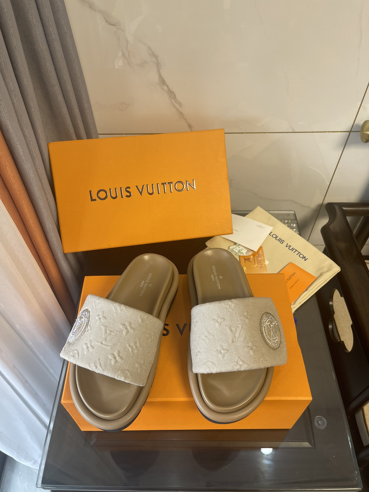 L0vis Vvtt0n Women’s Pool Pillow Comfort Flat Mule Beige For Women LV
