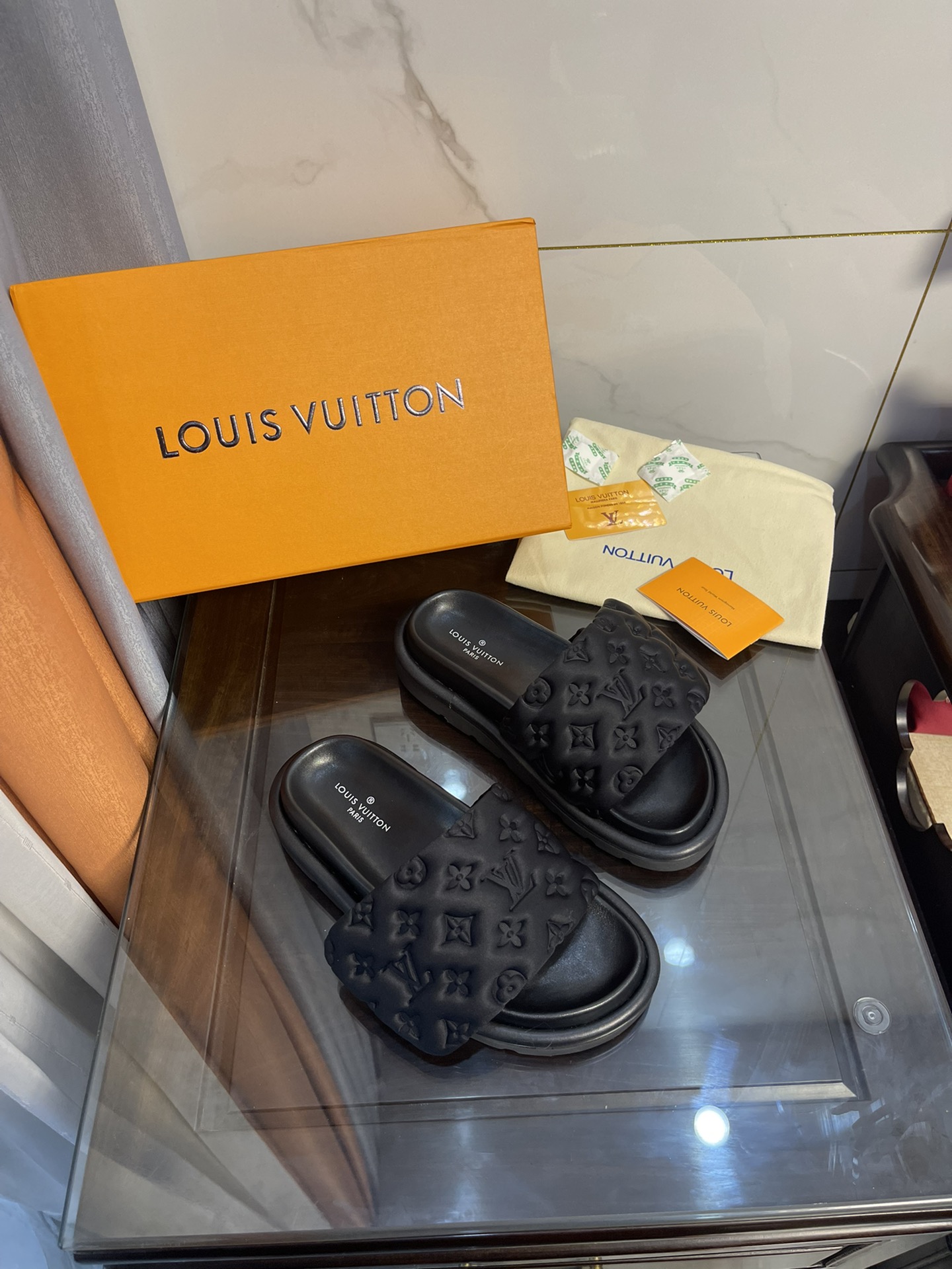L0vis Vvtt0n Women’s Pool Pillow Comfort Flat Mule Black For Women LV 1AA1EF