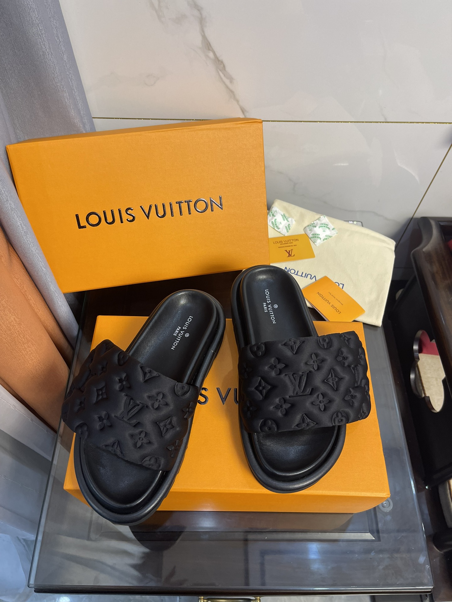 L0vis Vvtt0n Women’s Pool Pillow Comfort Flat Mule Black For Women LV 1AA1EF
