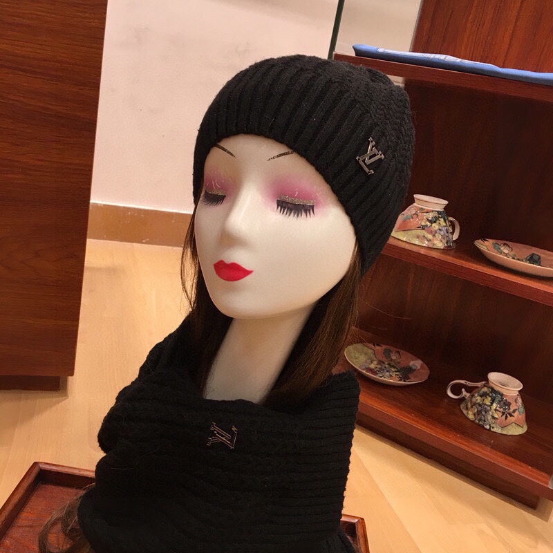 L0vis Vvtt0n Beanie & Scarf Set In Black