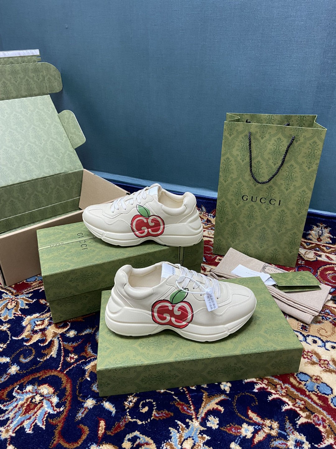 Gvc*1 Men’s Rhyton Sneaker With GG Apple White Ivory For Men 609343 DRW00 9522