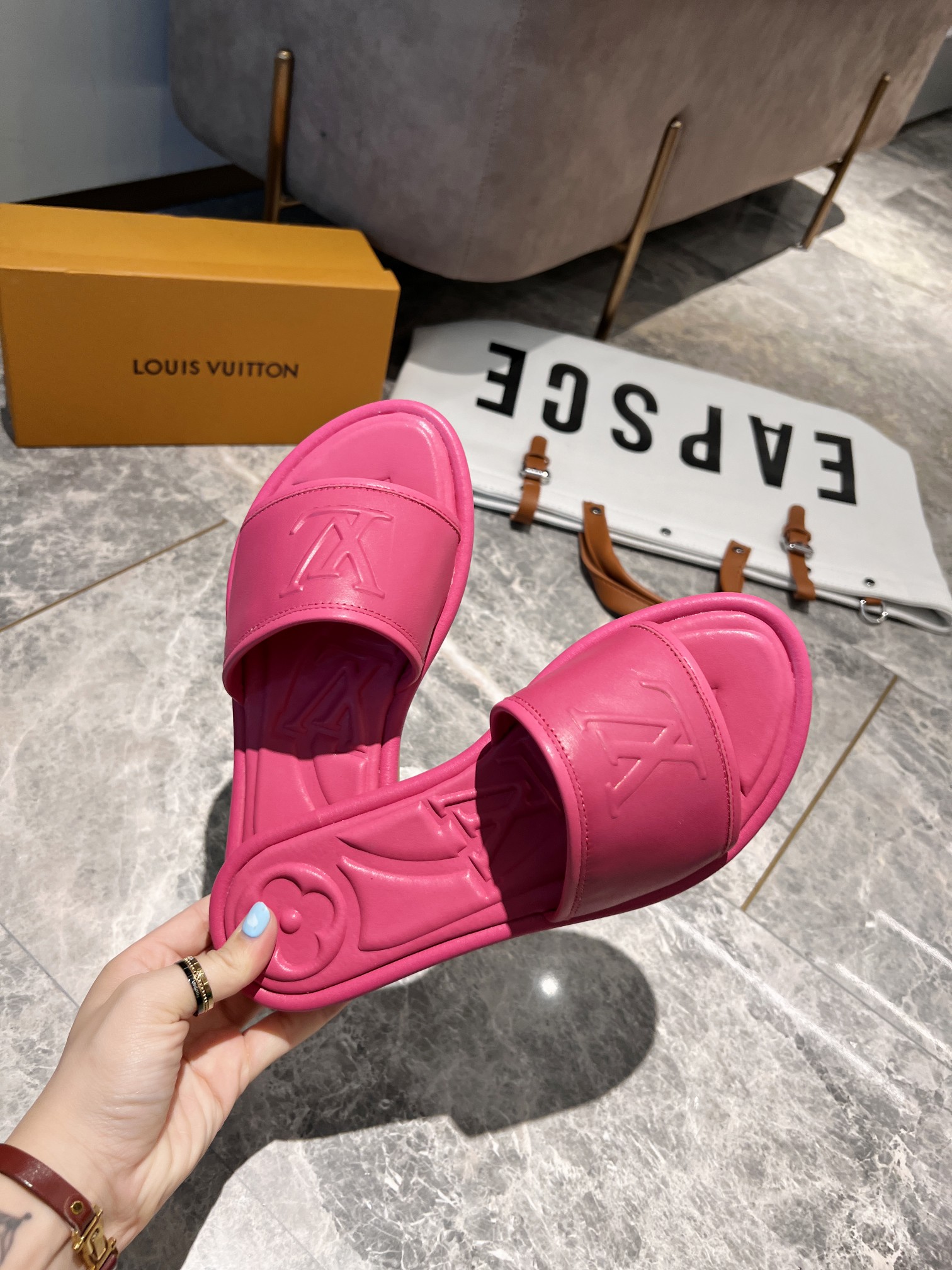 L0vis Vvtt0n Women’s Magnetic Flat Mule Fuchsia Pink For Women LV 1AA1MN