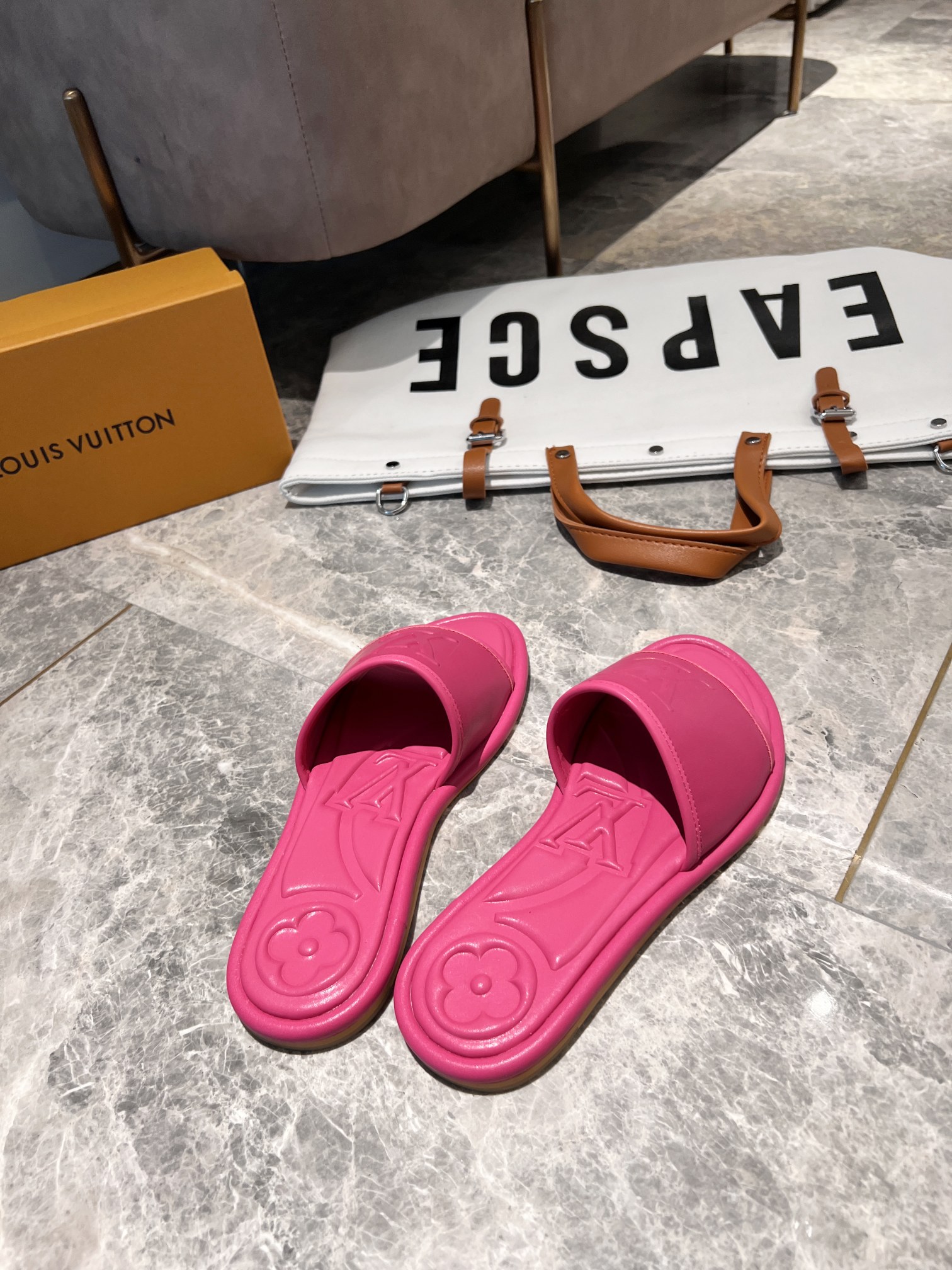 L0vis Vvtt0n Women’s Magnetic Flat Mule Fuchsia Pink For Women LV 1AA1MN