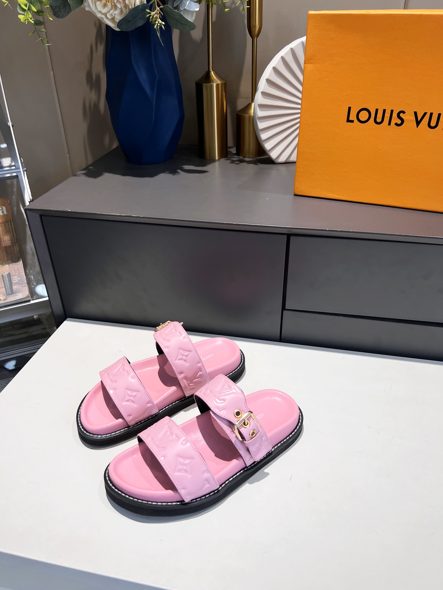 L0vis Vvtt0n Women’s Bom Dia Flat Mule Pink For Women LV