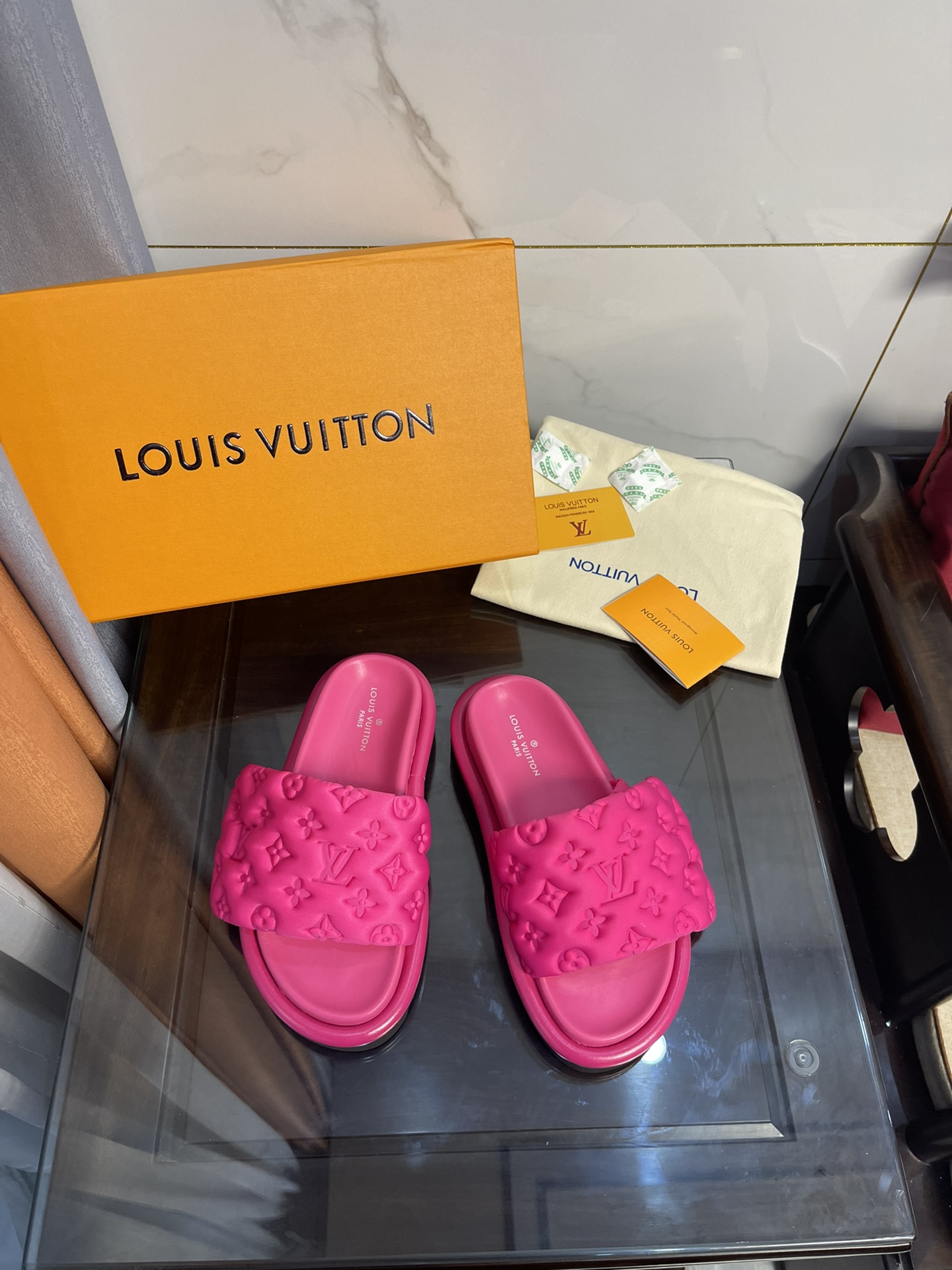 L0vis Vvtt0n Women’s Pool Pillow Comfort Flat Mule Fuchsia Pink For Women LV 1AA1DO