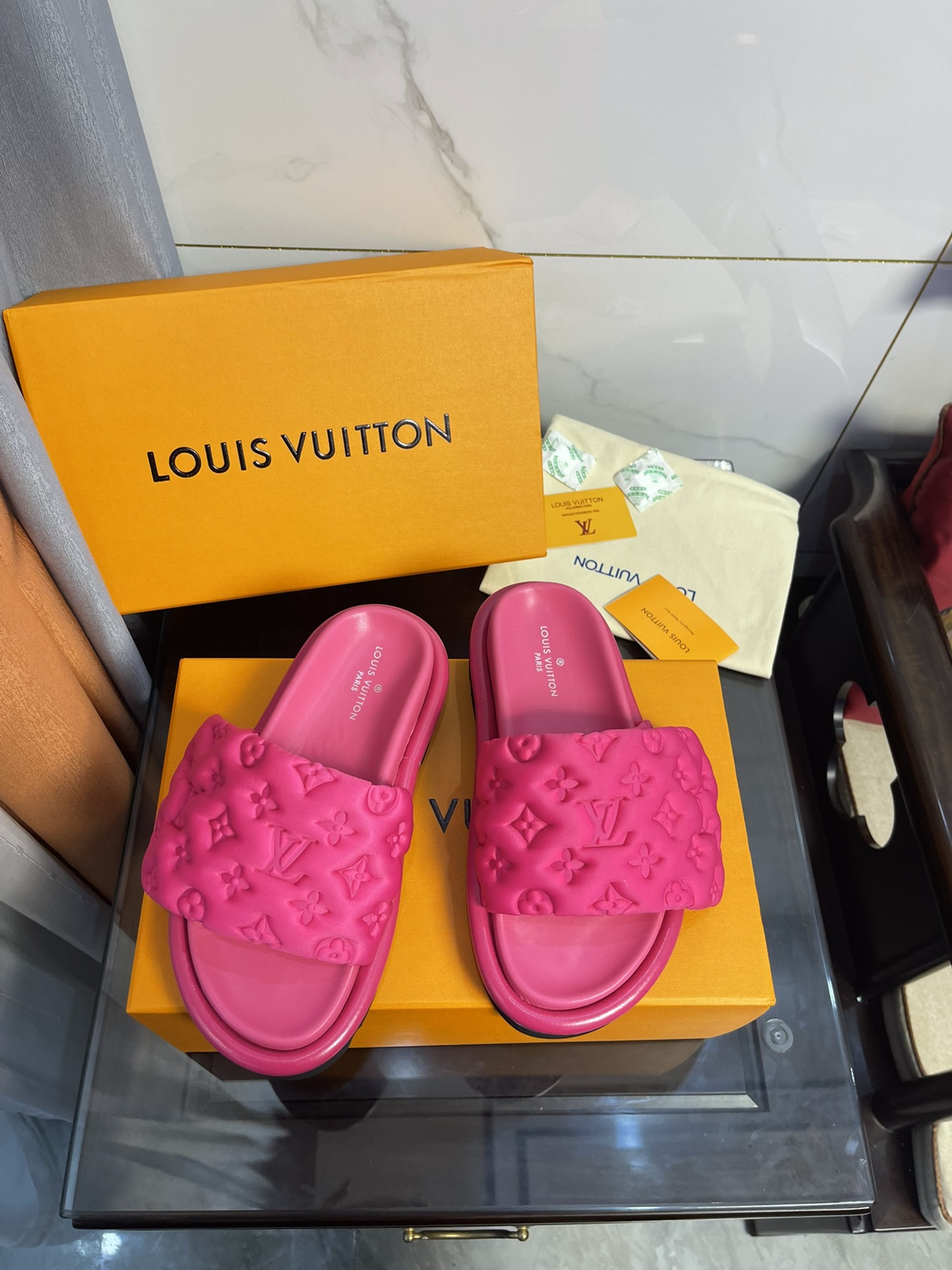 L0vis Vvtt0n Women’s Pool Pillow Comfort Flat Mule Fuchsia Pink For Women LV 1AA1DO