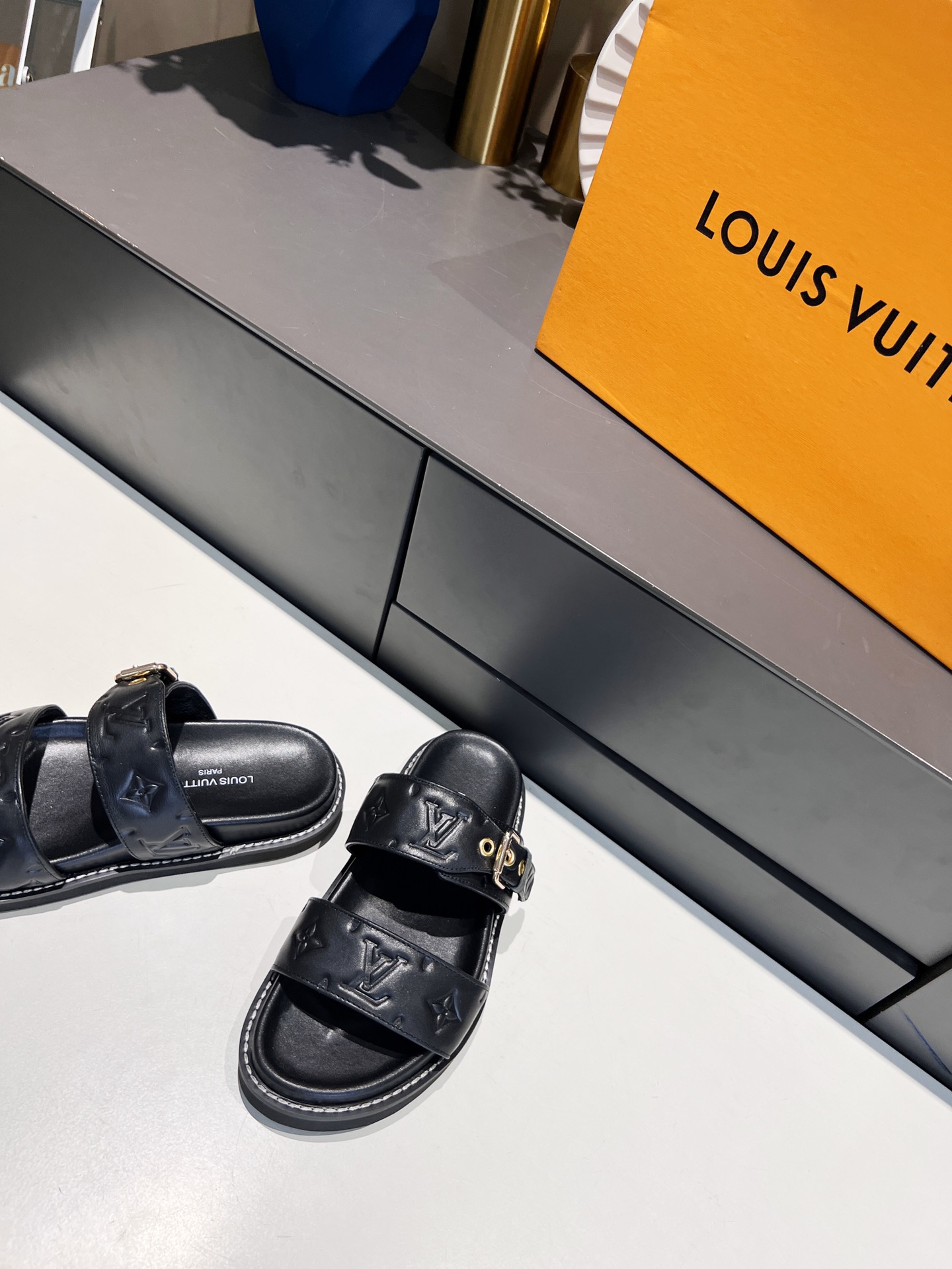 L0vis Vvtt0n Women’s Bom Dia Flat Mule Black For Women LV