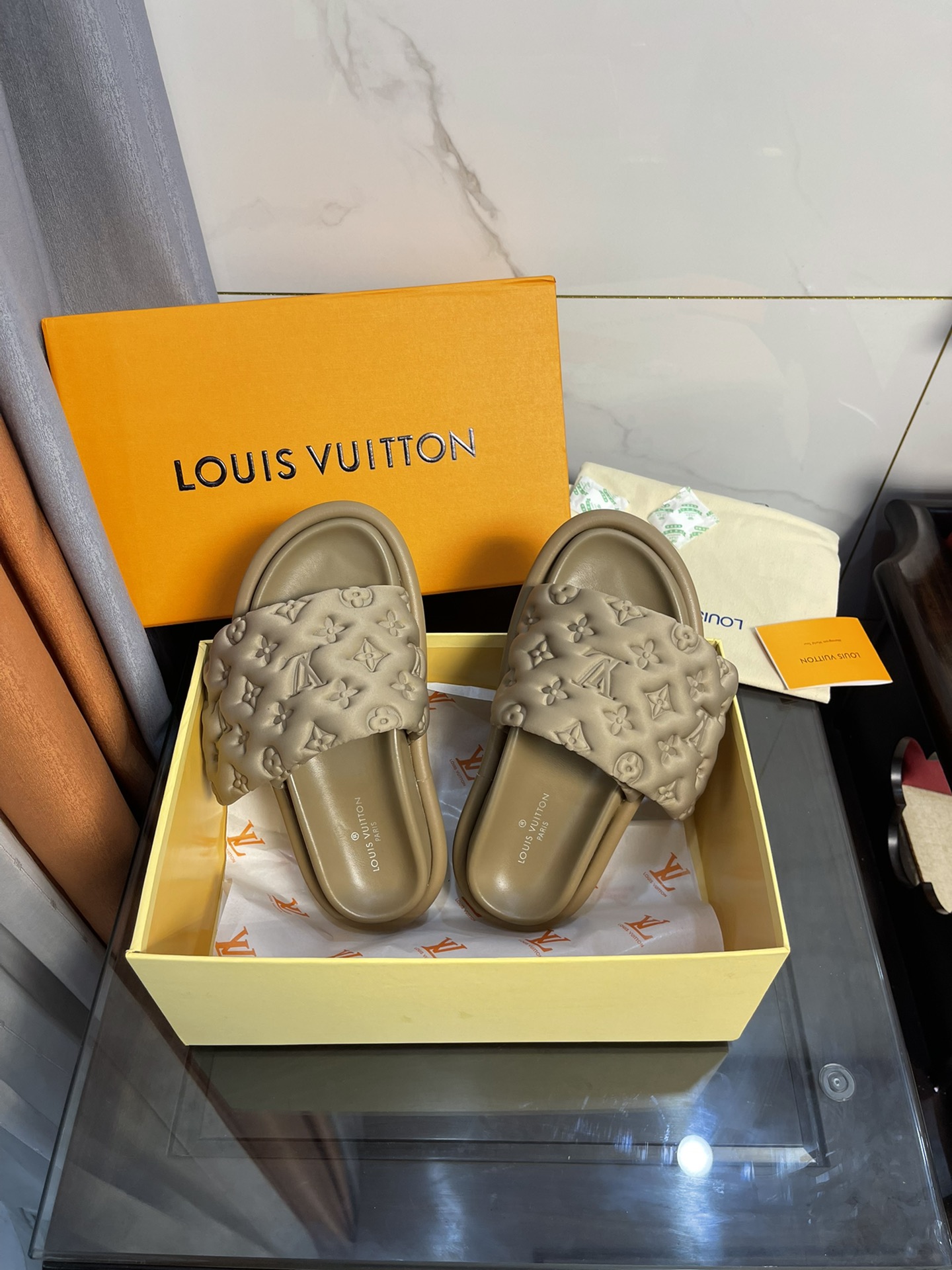 L0vis Vvtt0n Women’s Pool Pillow Comfort Flat Mule Brown For Women LV