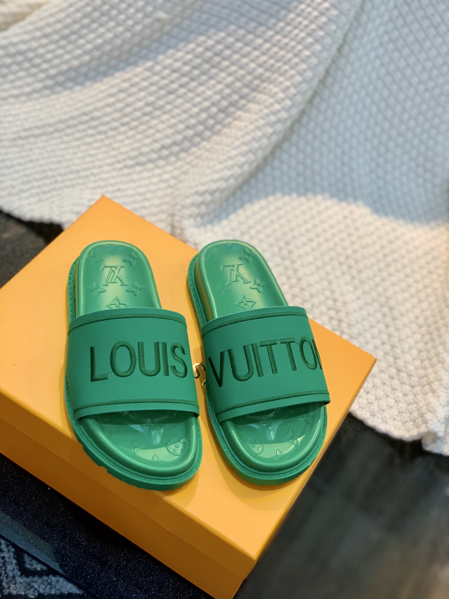L0vis Vvtt0n Women’s Pool Pillow Flat Comfort Mule Green For Women LV