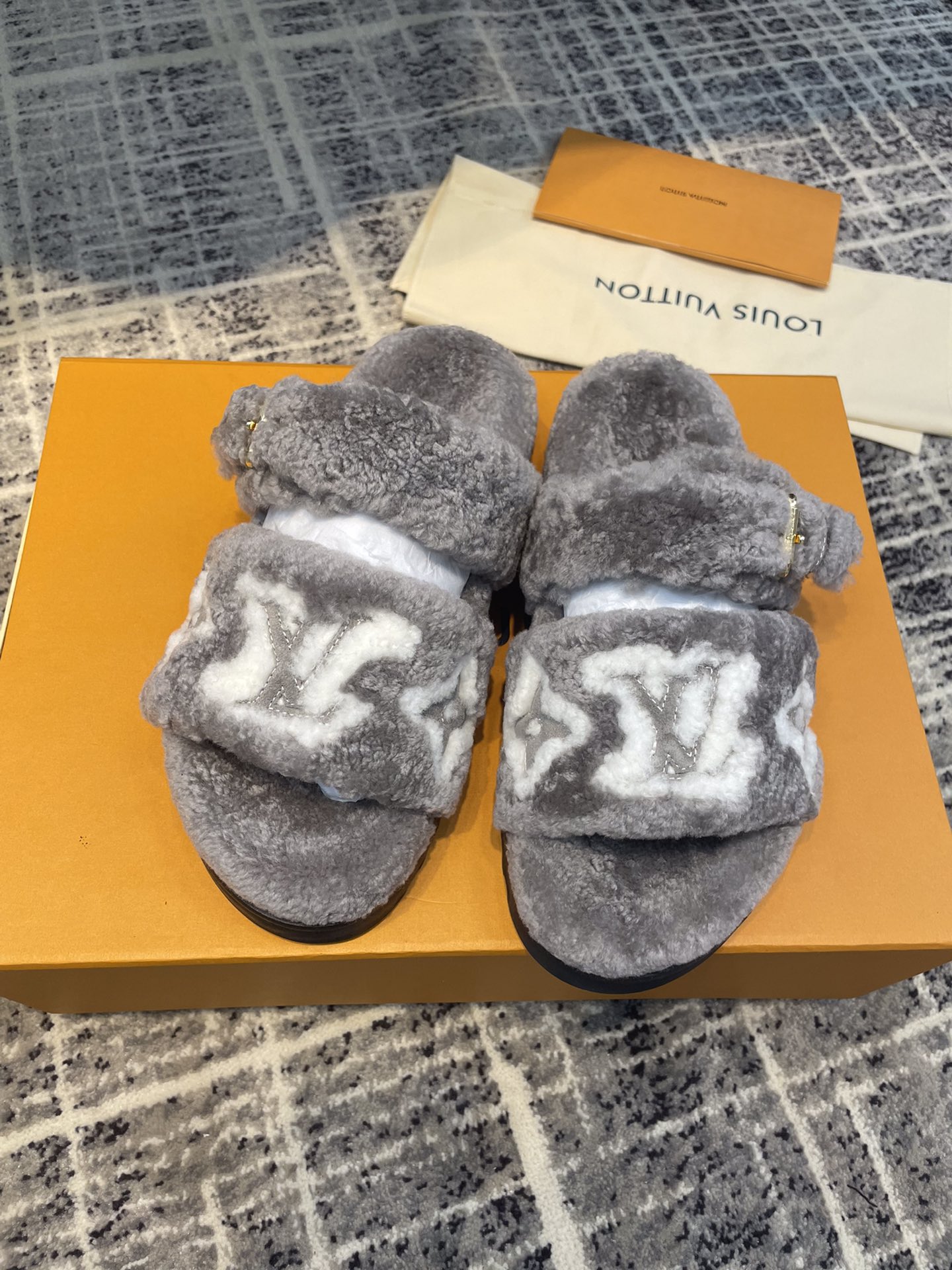 L0vis Vvtt0n Women’s Paseo Flat Comfort Mule Grey For Women LV