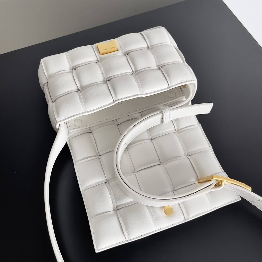 [True-to-ORIGINAL] B0tt*ga Ven*ta Small Padded Cassette White , For Women, Women’s Bags 7.5in/19cm 717506VCQR19009