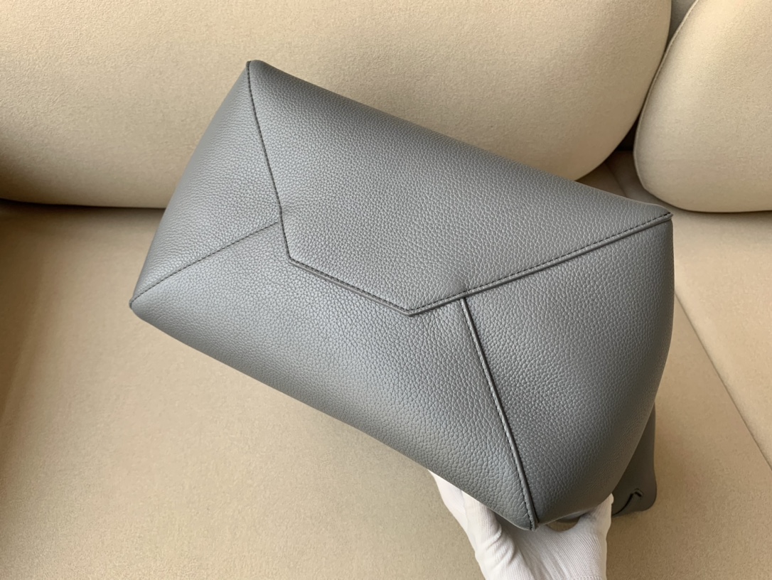 Ce1i*e Small Cabas Phantom In Soft Grained Grey For Women 12in/31cm 189023TNI.10DC