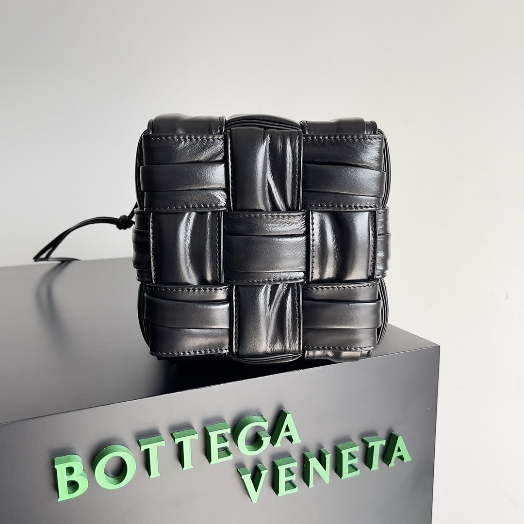 B0tt*ga Ven*ta Small Cassette Bucket Bag Black, For Women, Women’s Bags 7.1in/18cm 717187V2FY38425