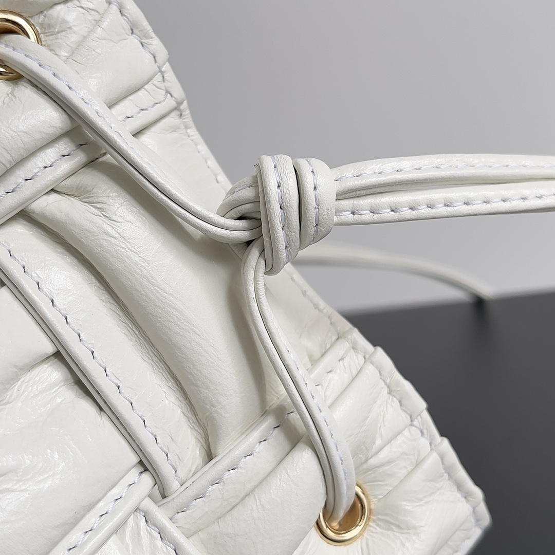 B0tt*ga Ven*ta Small Cassette Bucket Bag White, For Women, Women’s Bags 7.1in/18cm 717187V2FY39009