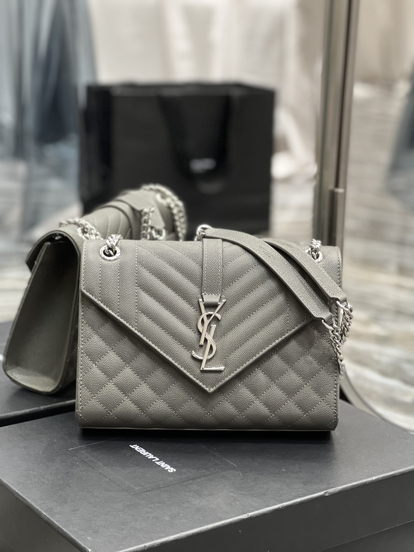 Sa1nt Lau*nt Envelope Medium Chain Bag Dark Grey For Women, Women’s Bags 9.4in/24cm Y51